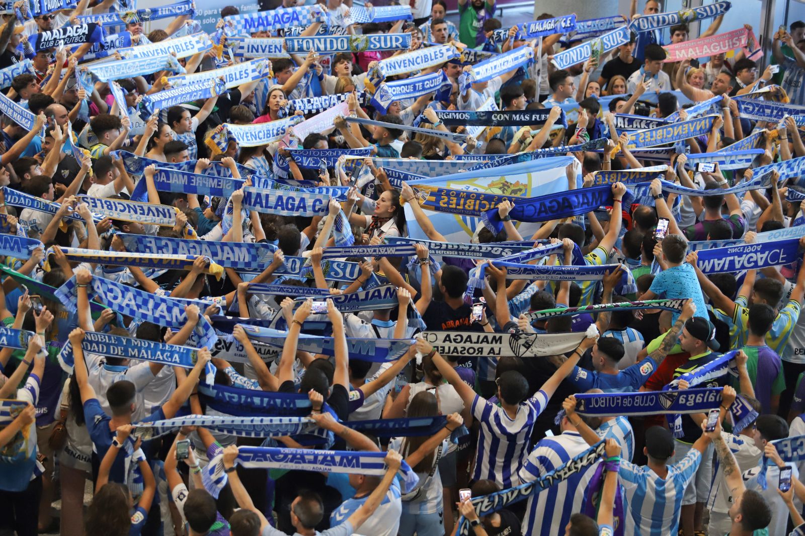 El espectacular preámbulo en el aeropuerto con la afición
