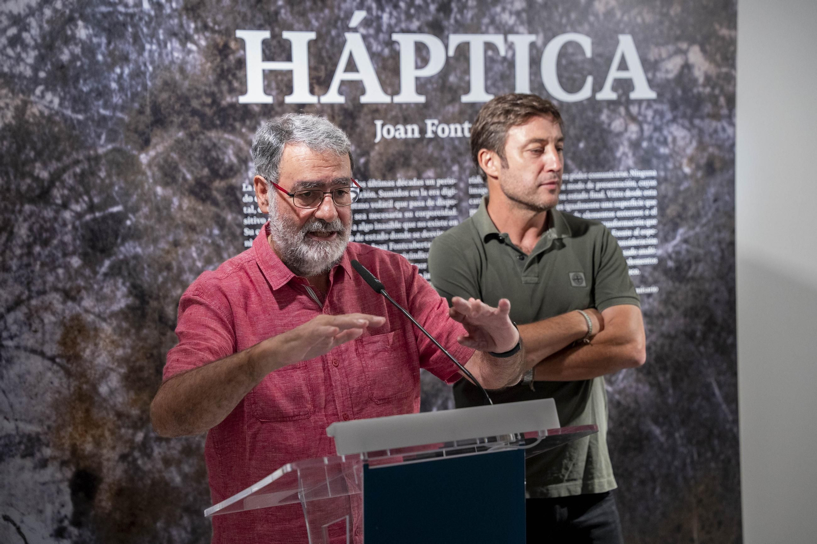 El comisario Sema D'Acosta y el artista Joan Fontcuberta presentan la exposición Háptica de la Fundación Unicaja
