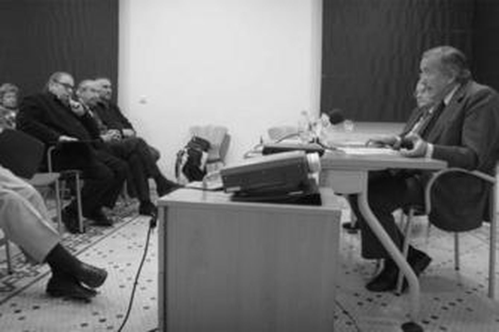 Julio Iglesias de Ussel expone su discurso en un aula de la Menéndez Pelayo.