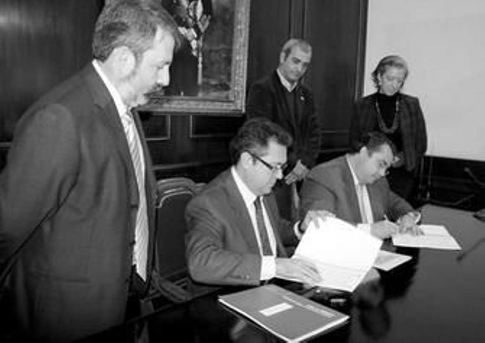 El consejero de Vivienda, Juan Espadas, y el alcalde, Enrique Moresco, este viernes en El Puerto.