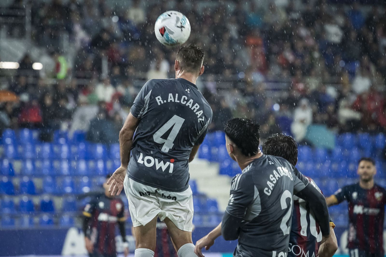 Rubén Alcaraz despeja el balón de cabeza en un partido