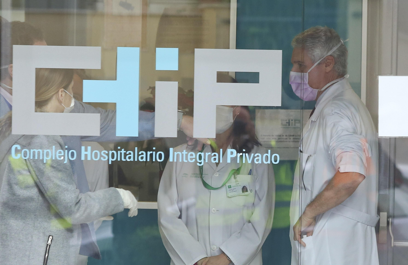 Las fotos del alcalde de Málaga a la salida del hospital junto al equipo médico