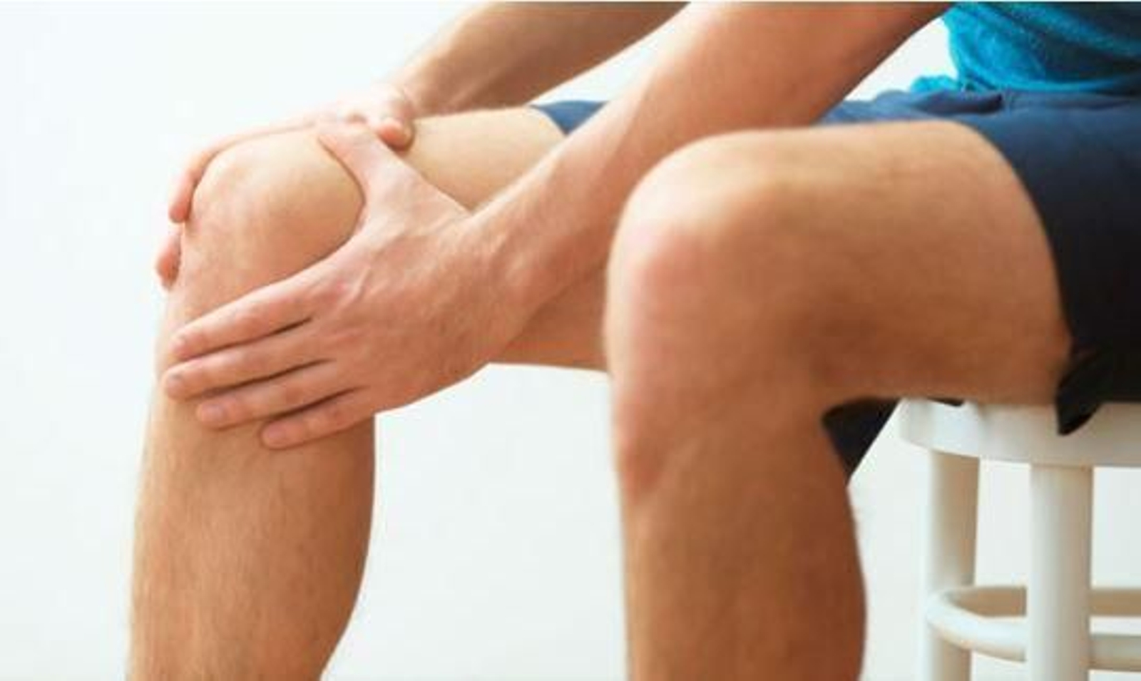 El paciente se agarra la rodilla como signo característico por el dolor que provoca la inflamación.