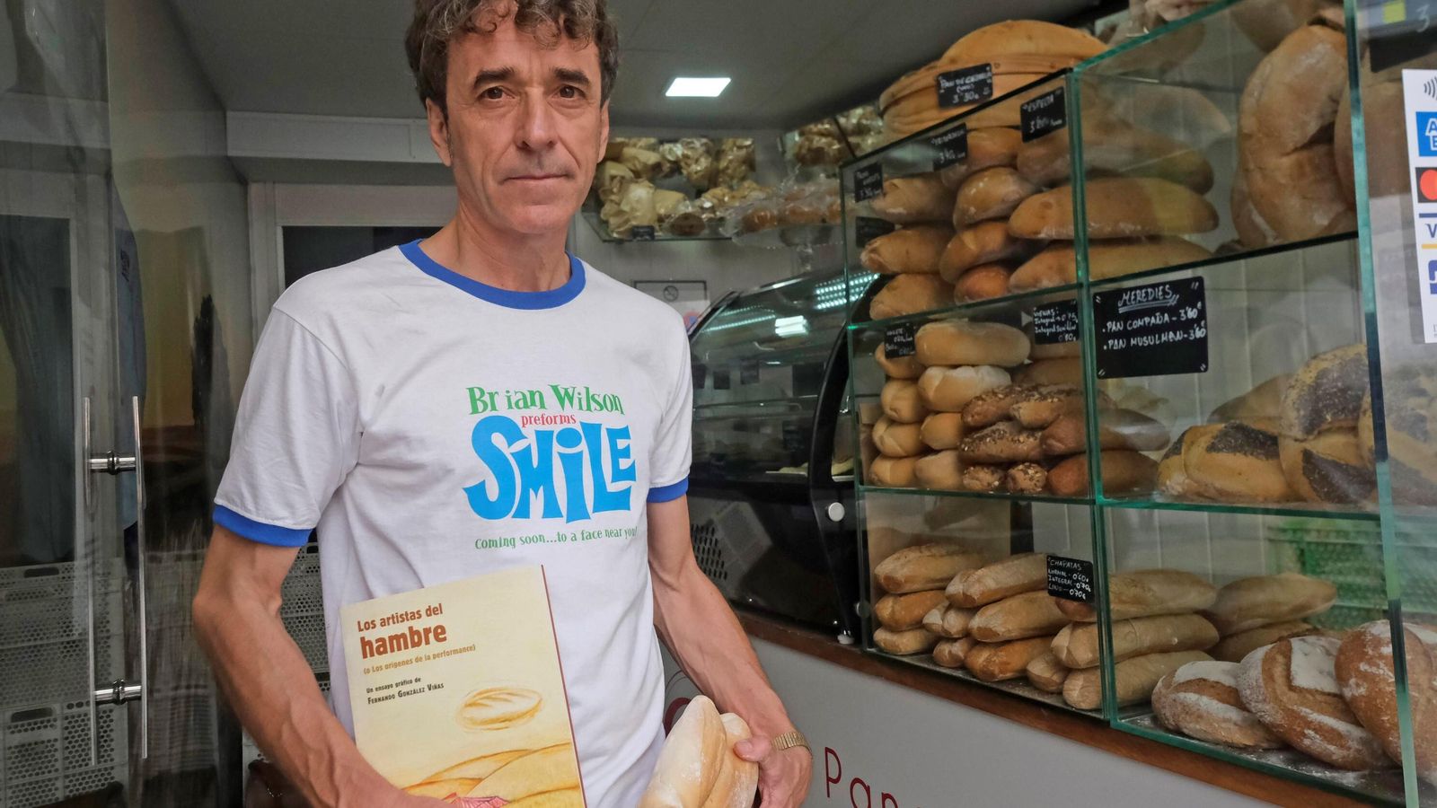 González Viñas, con su libro 'Los artistas del hambre' en una panadería.