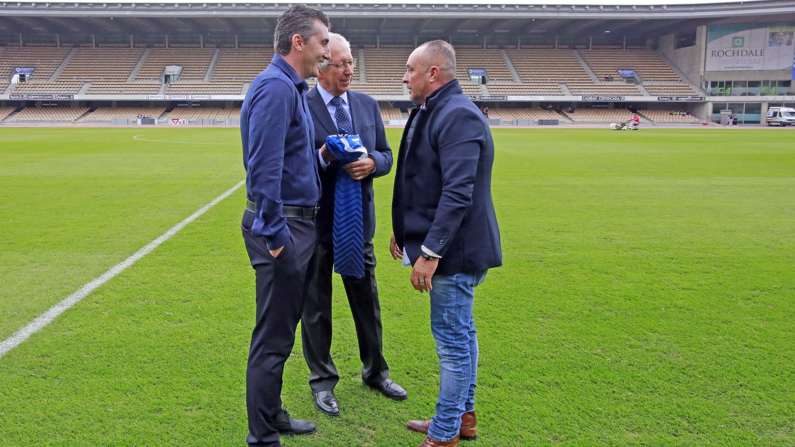 Uribe, charlando con Rafael Coca y Edu Villegas en Chapín.