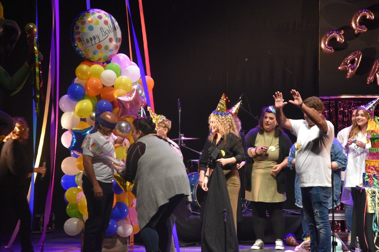 Uno de los momentos del pregón este viernes en Teatro del Mar con el que arranca el Carnaval de Punta Umbría.