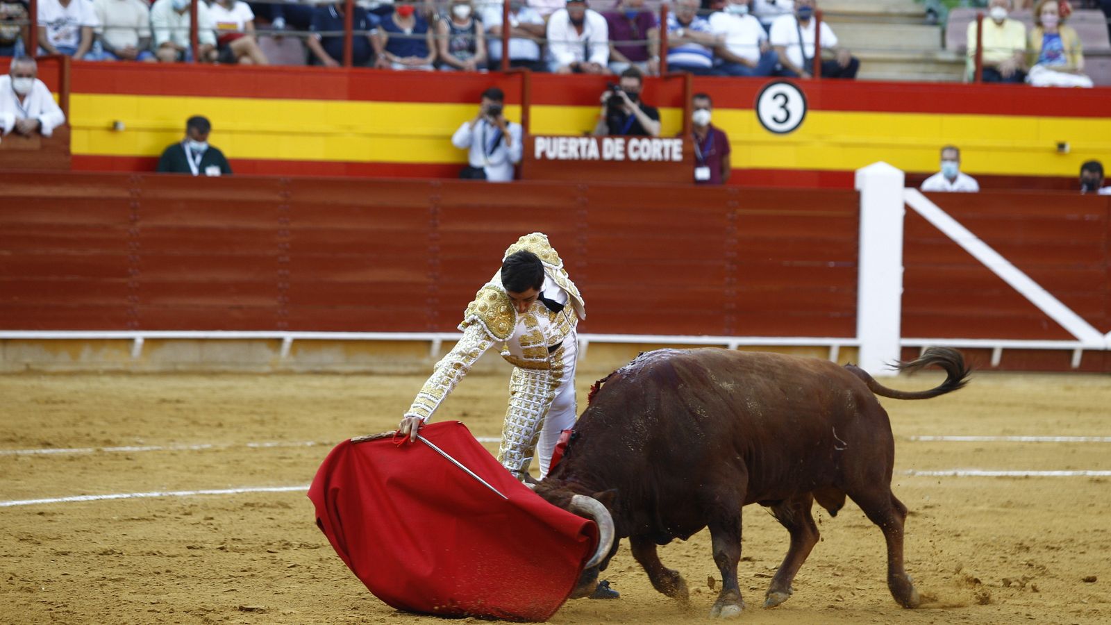 Derechazo de Paco Ureña.