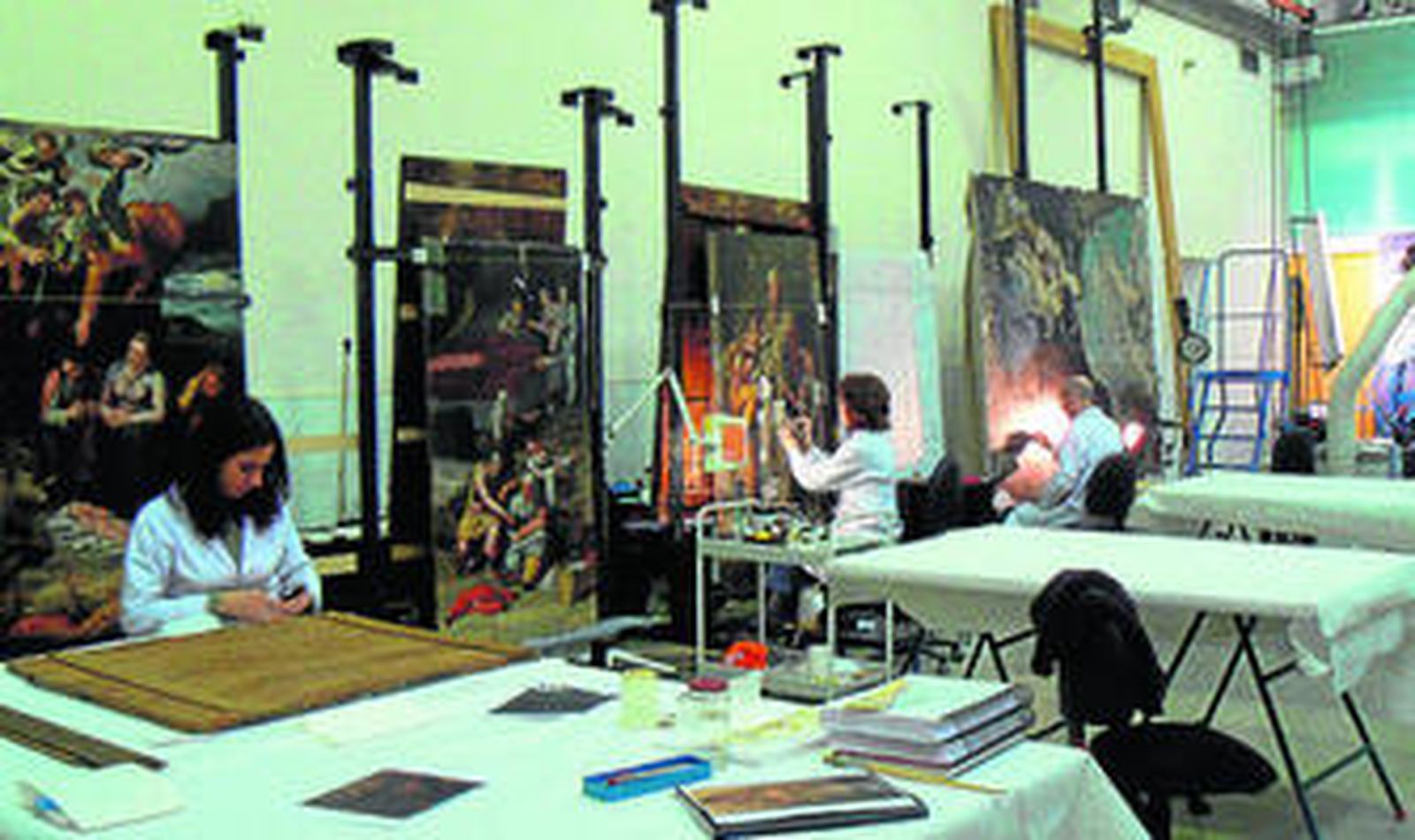 Los restauradores del taller de pintura del IAPH trabajan en varios lienzos.