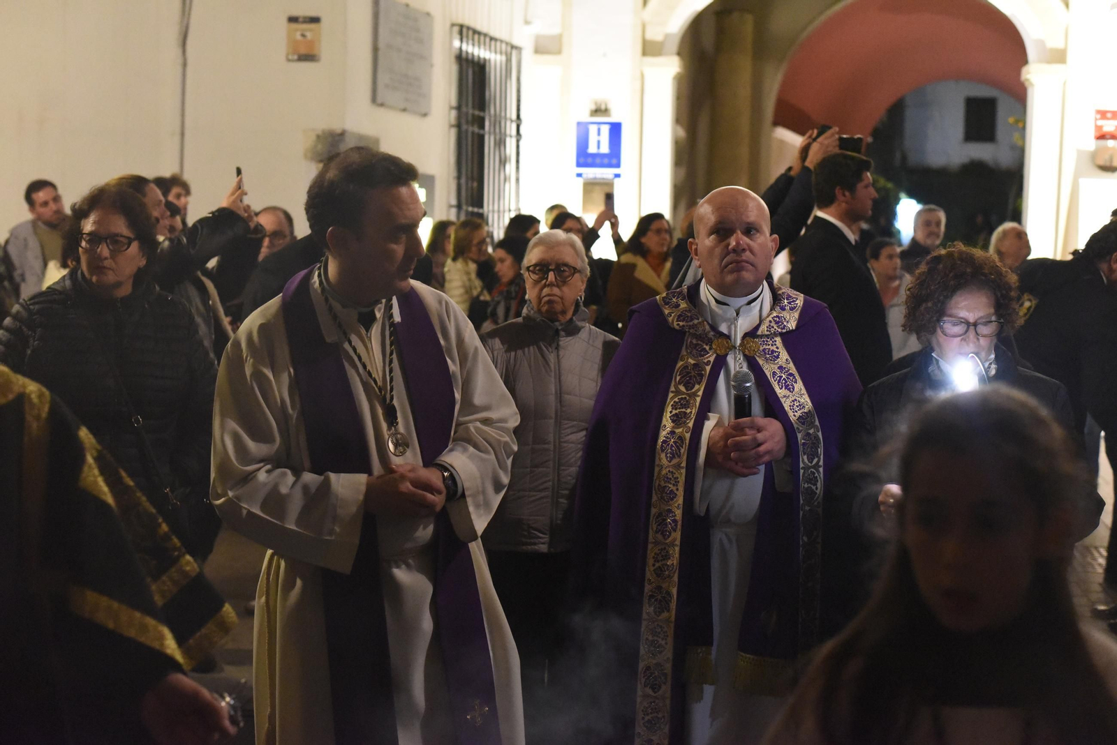 Las mejores imágenes del vía crucis del Cristo de la Clemencia en Córdoba