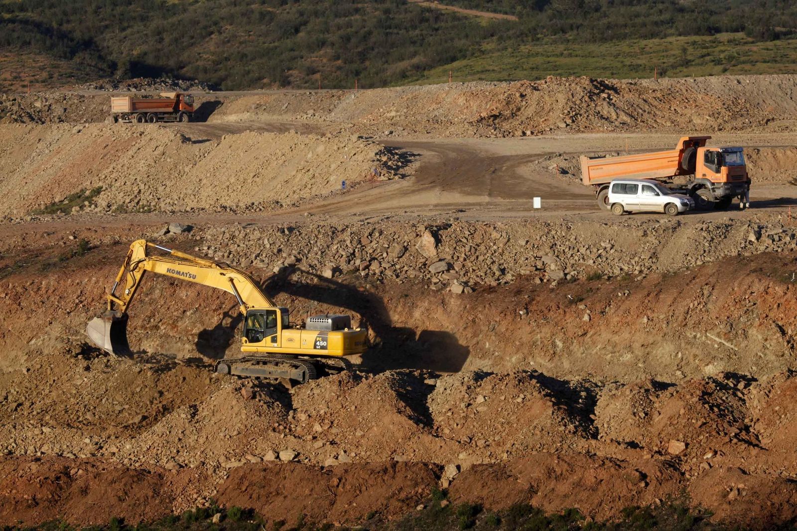 Maquinaria en las obras de la presa de Alcolea en el primer semestre de 2015, cuando se preveía finalizar la construcción en 2017.