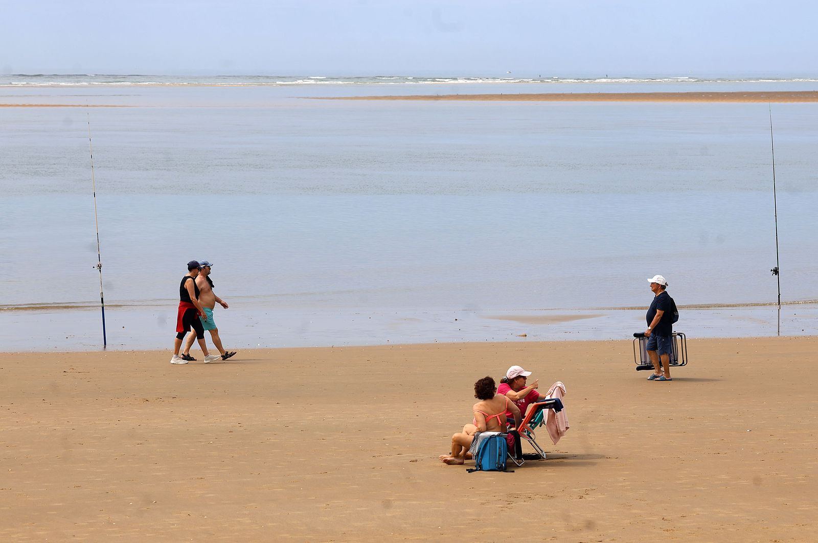 Imágenes del ambiente en la playa de El Portil durante la mañana del 1 de mayo