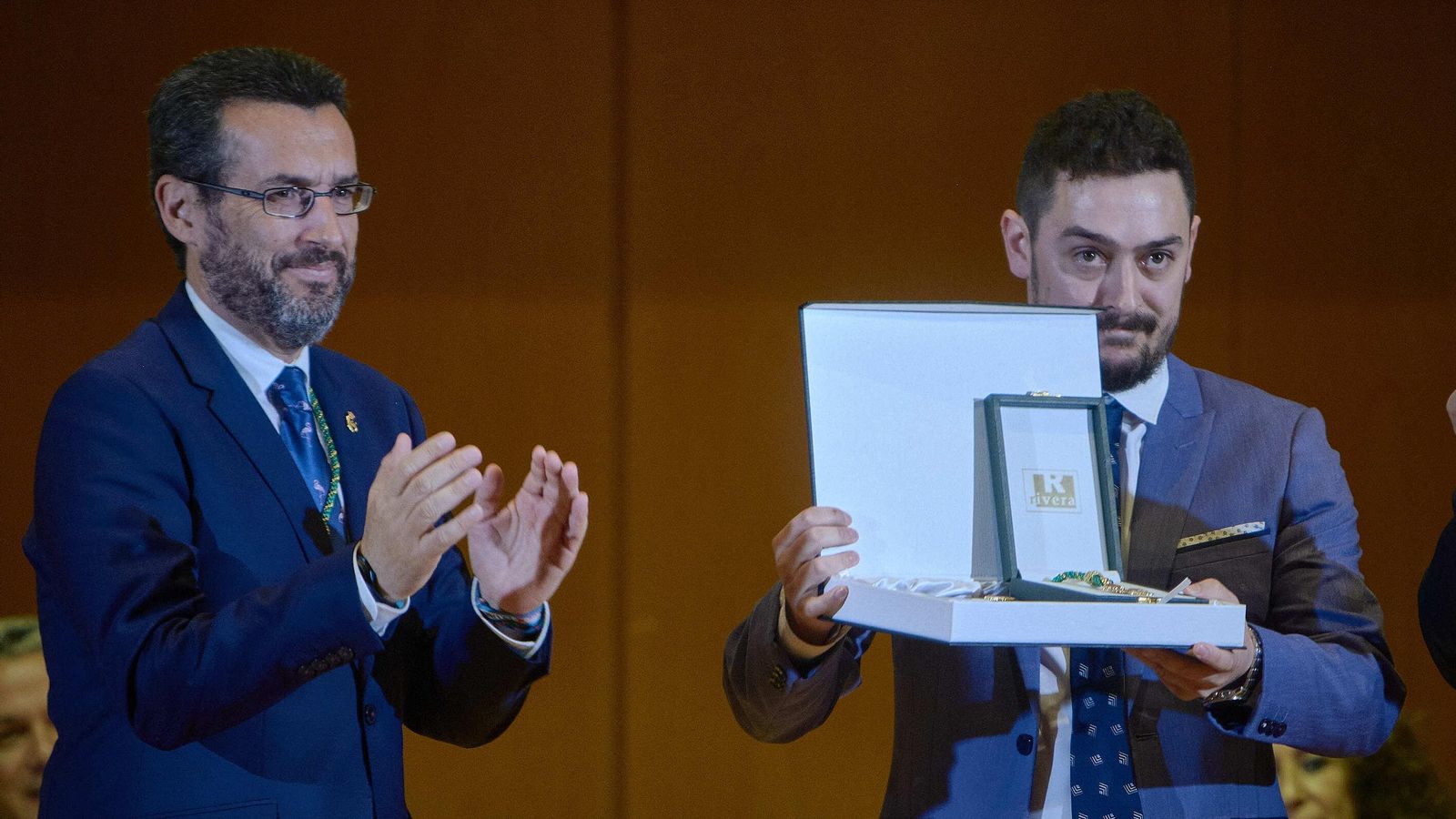 Antonio Cuenca, del Restaurante Cuenca, recibe el premio de manos de Juan Franco