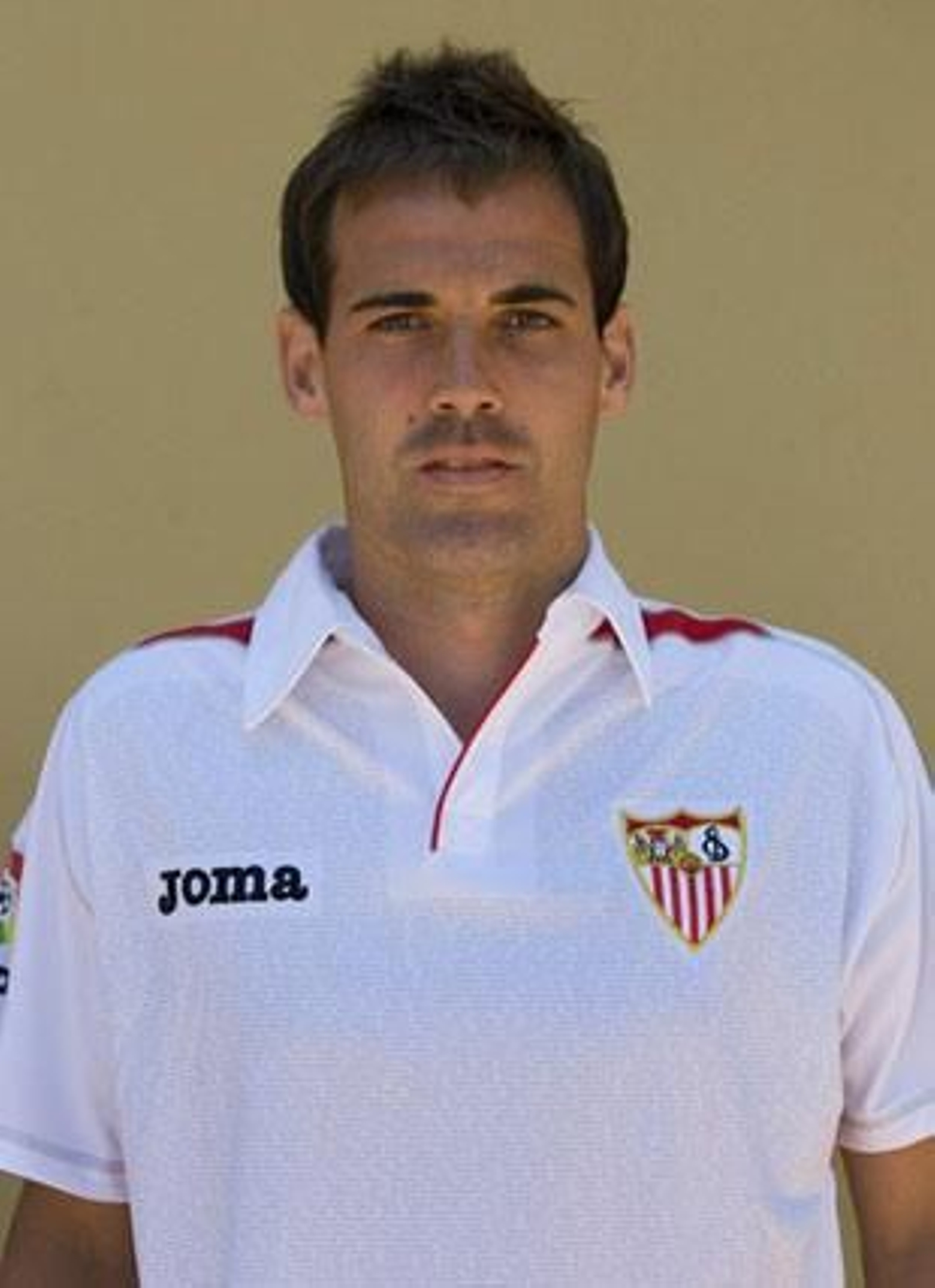 FERNADO NAVARRO(defensa)
Edad:27 años
Temp. en el club:2ª
Goles en 08-09:0
Contrato hasta: 2013