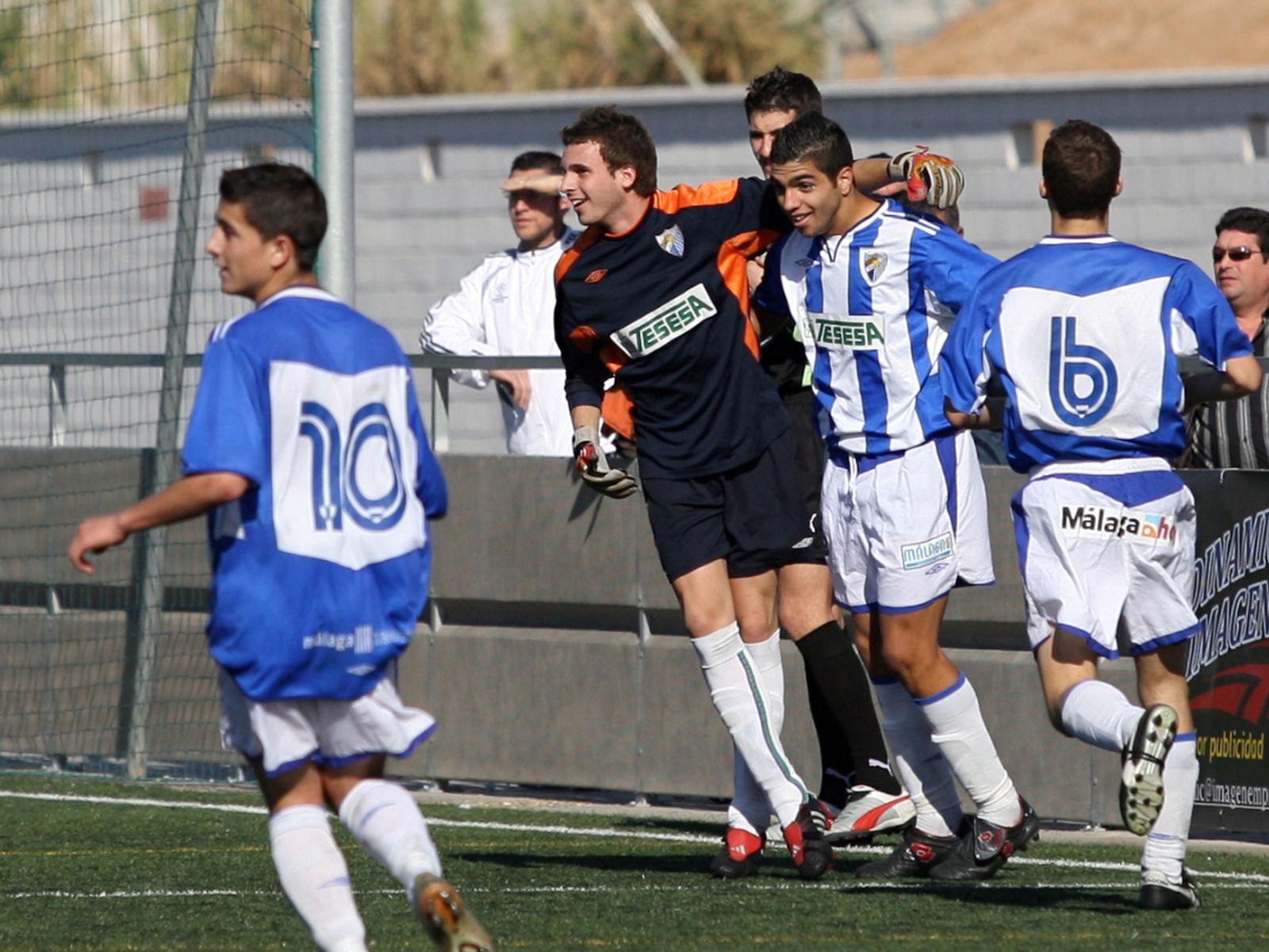 Jona, abrazado tras marcar con el Málaga en su etapa como juvenil.