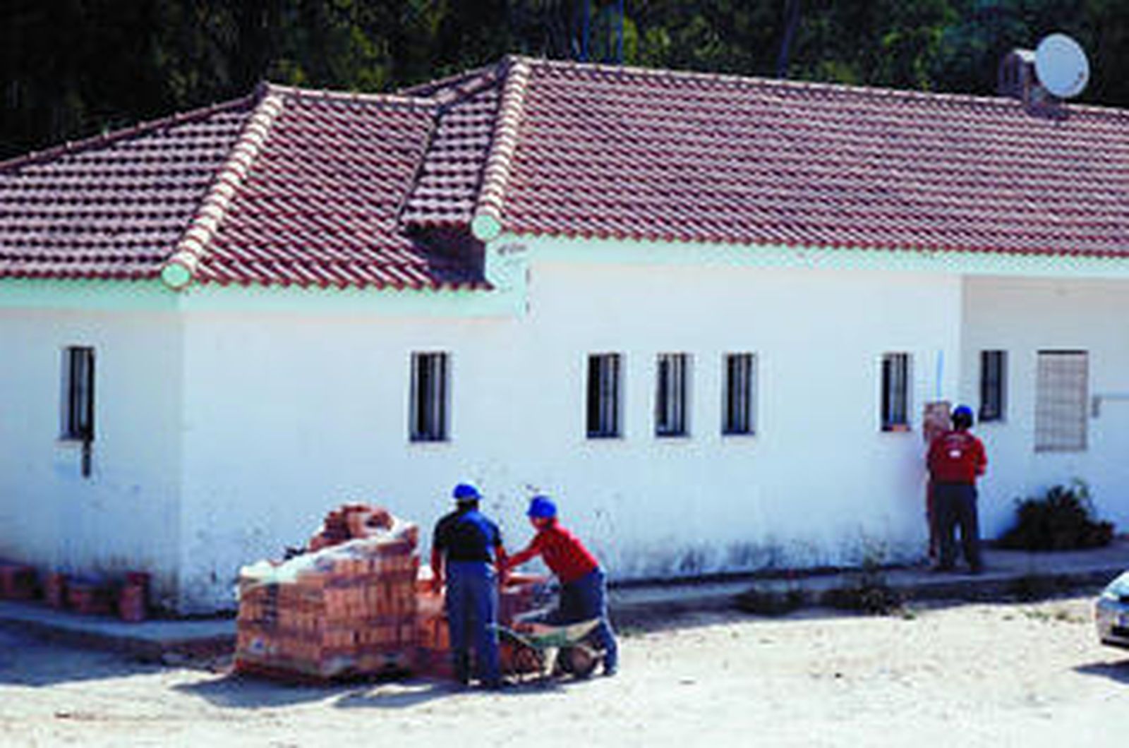 Unos alumnos trabajando en el futuro recinto.