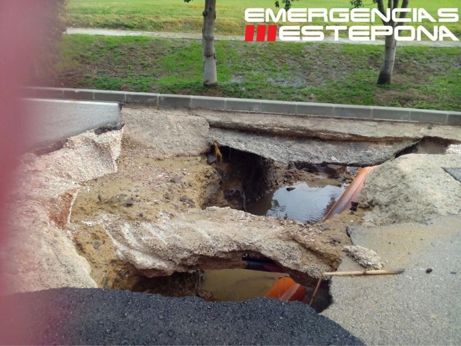 Vista del boquete que se abrió en una carretera.