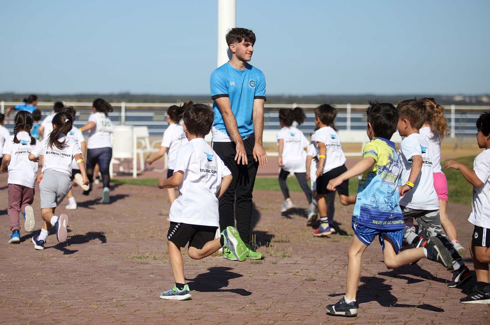 Imágenes de la carrera infantil previa a la "10K Puerta del Descubrimiento"