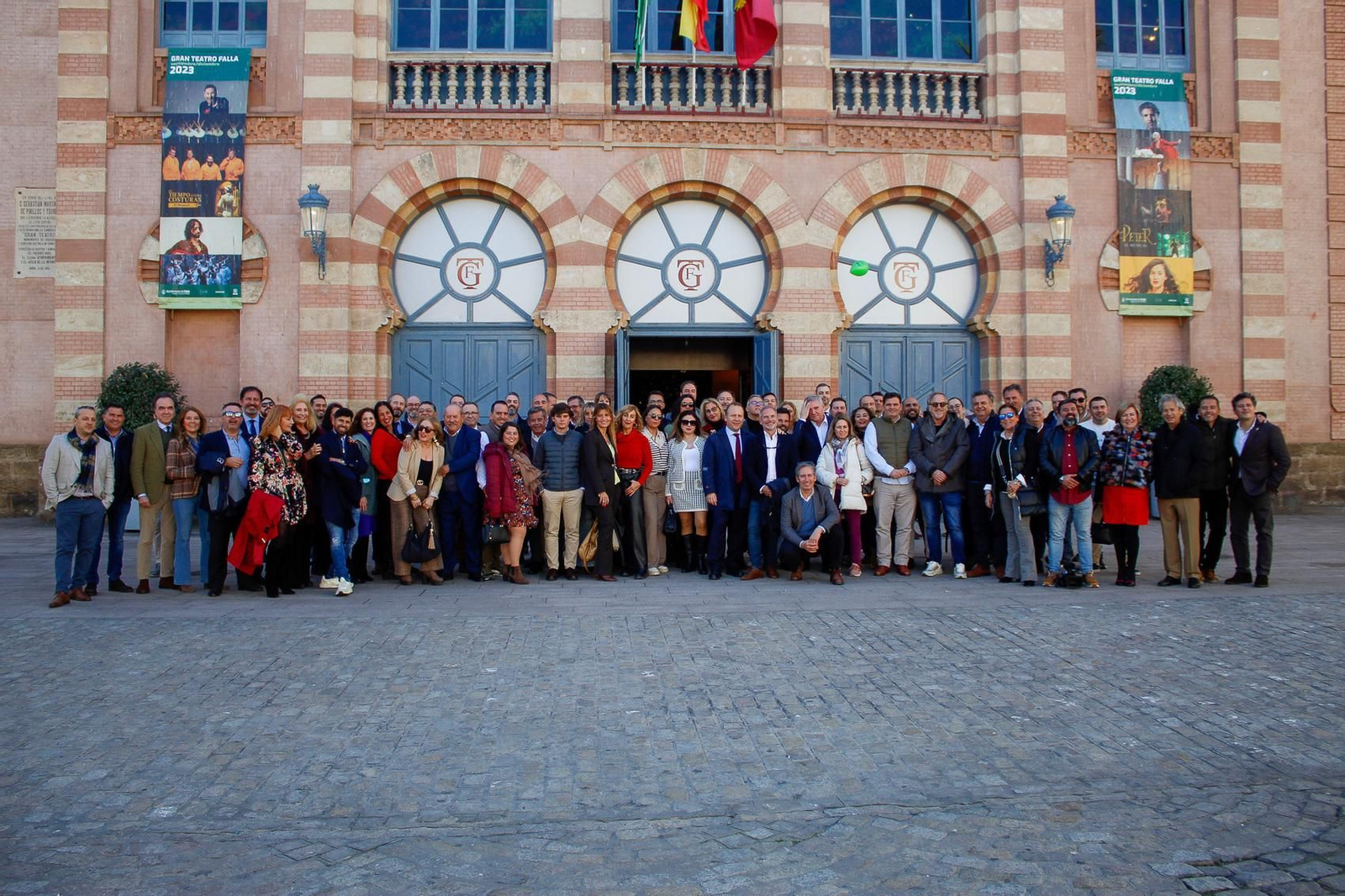 Foto de grupo en la fachada principal del Gran Teatro Falla.