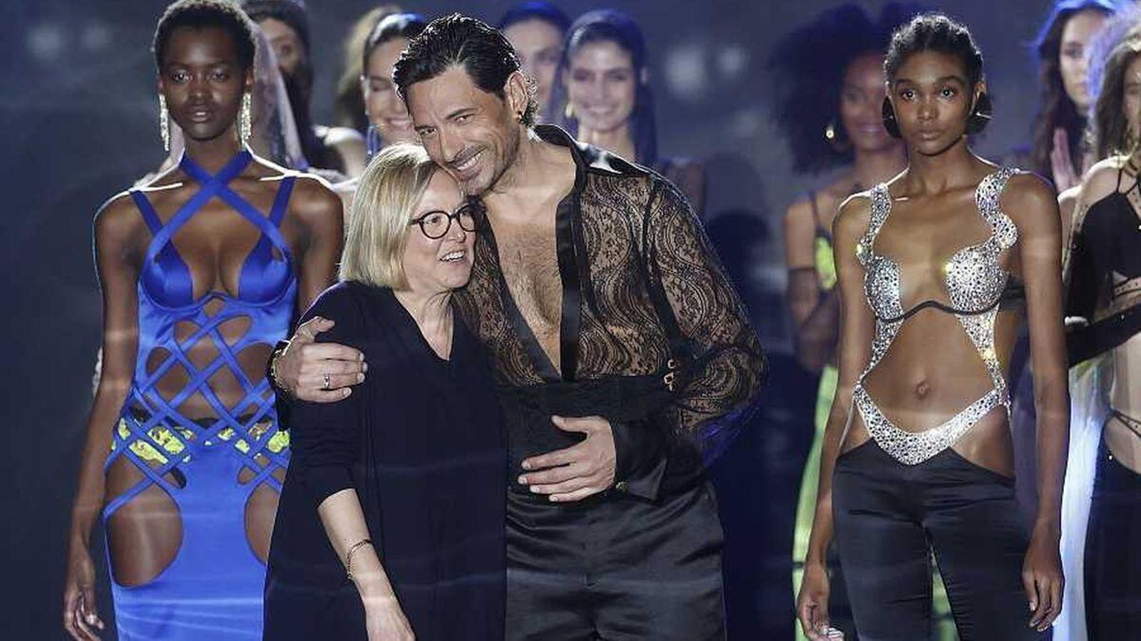 Andres Velencoso abraza a Nuria Sardá al final del desfile en Madrid.