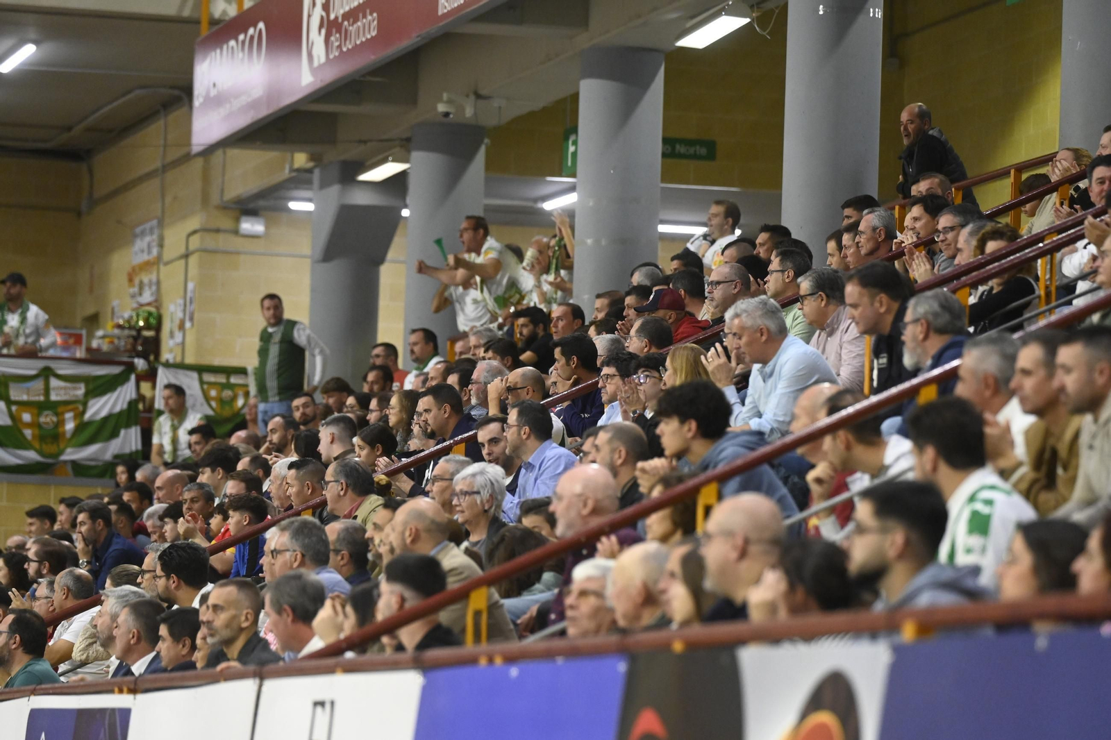 Las mejores fotos del ambiente en Vista Alegre para el Córdoba Futsal - Barça