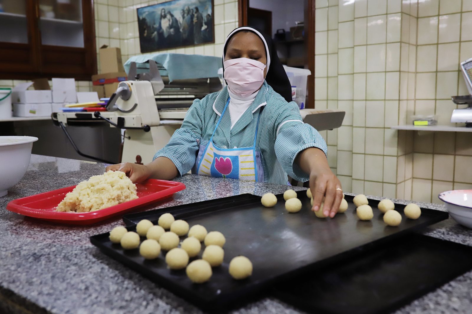 Las hermanas de Santa Rita preparan dulces a domicilio en Jerez
