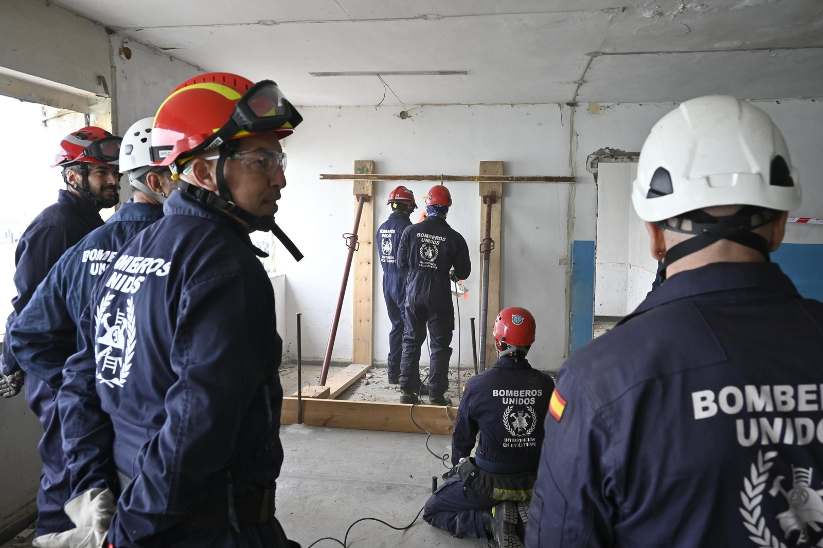 Práctica de la Unidad Canina y el Equipo de Intervención de Bomberos Unidos Sin Fronteras, en imágenes