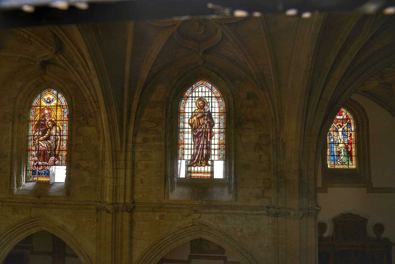 Tres de las vidrieras restauradas de San Mateo, en Tarifa.