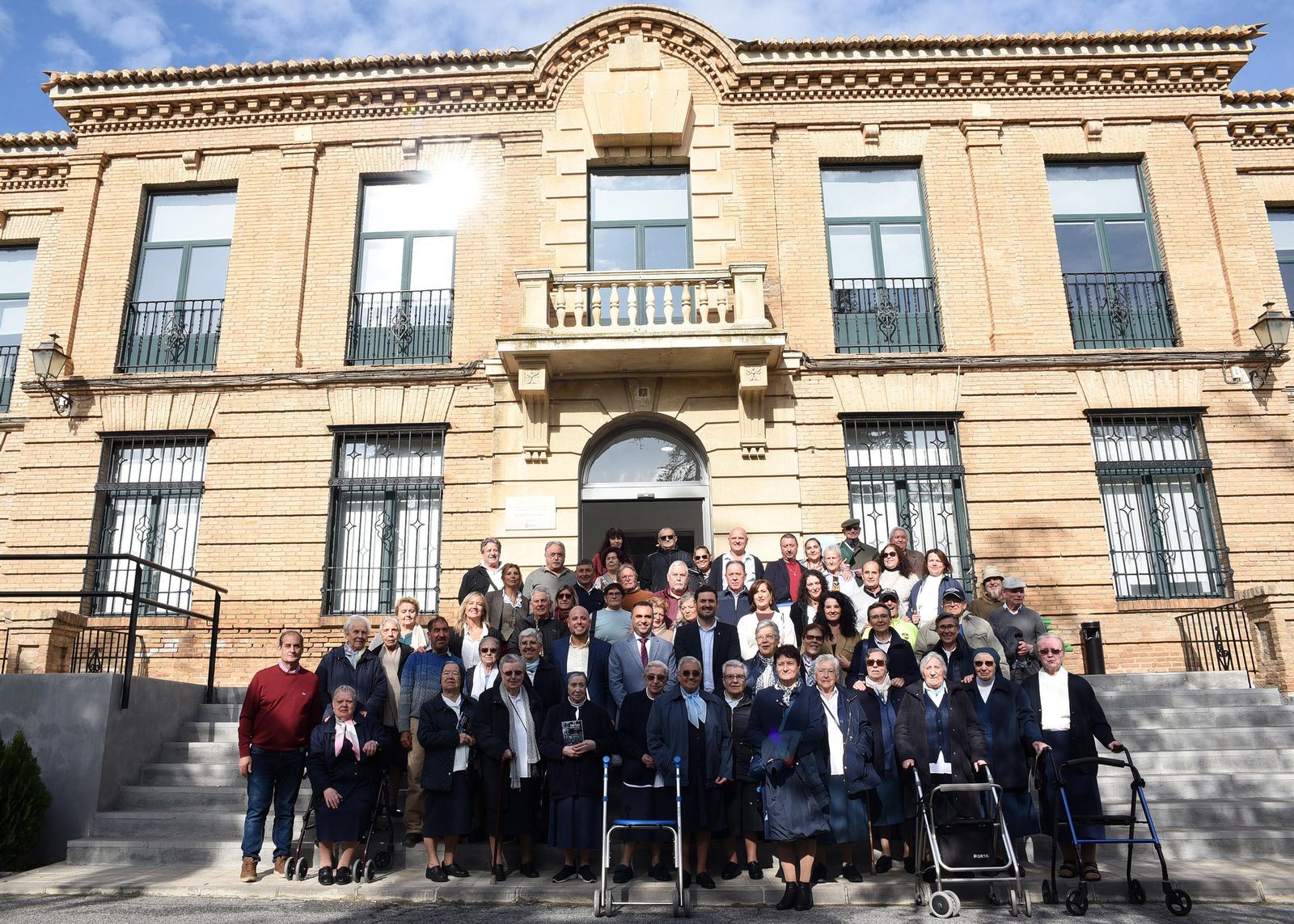 Imagen de la foto de familia tomada durante la celebración del acto