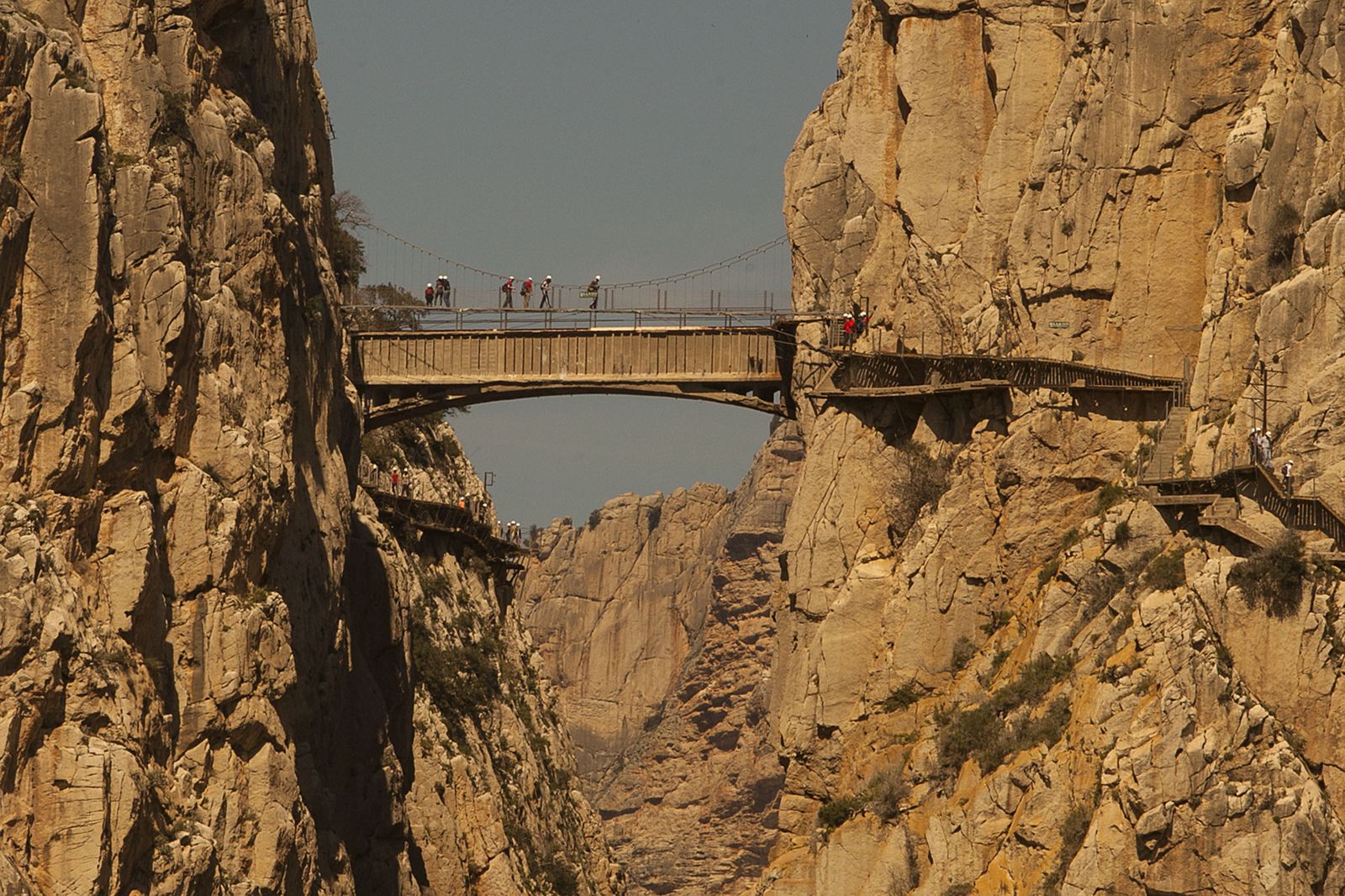 Visitantes en un puente del Caminito del Rey