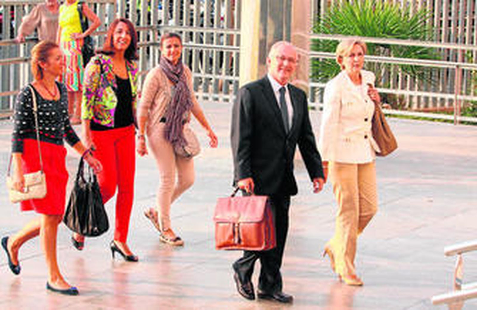 El alcalde de Alhaurín el Grande, Juan Martín Serón, ayer, a la entrada de la Ciudad de la Justicia.