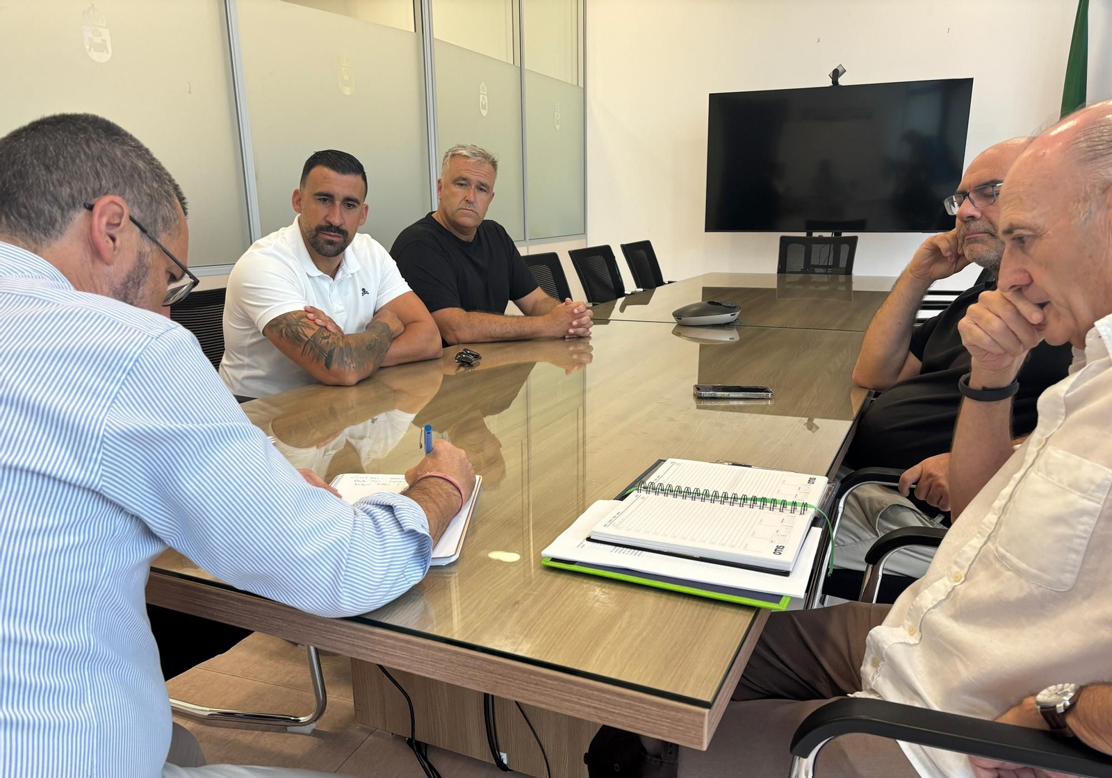 El alcalde de La Línea toma nota de las inquietudes de la Coordinadora TPA.