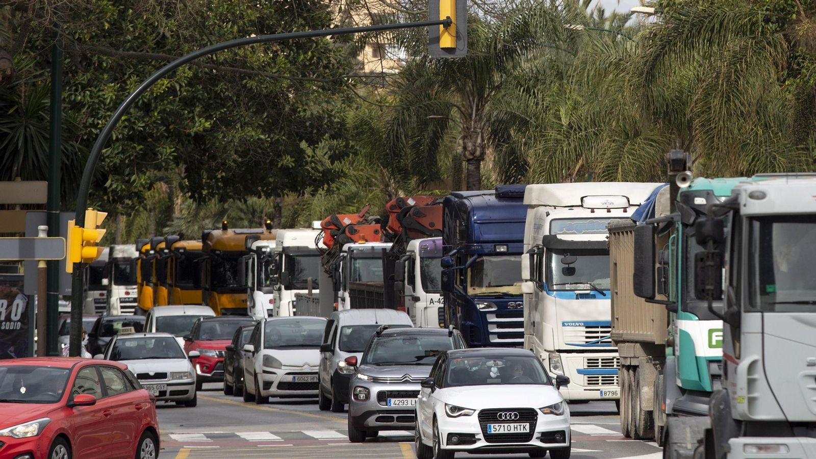 Los transportistas colapsan el centro de la capital malagueña.