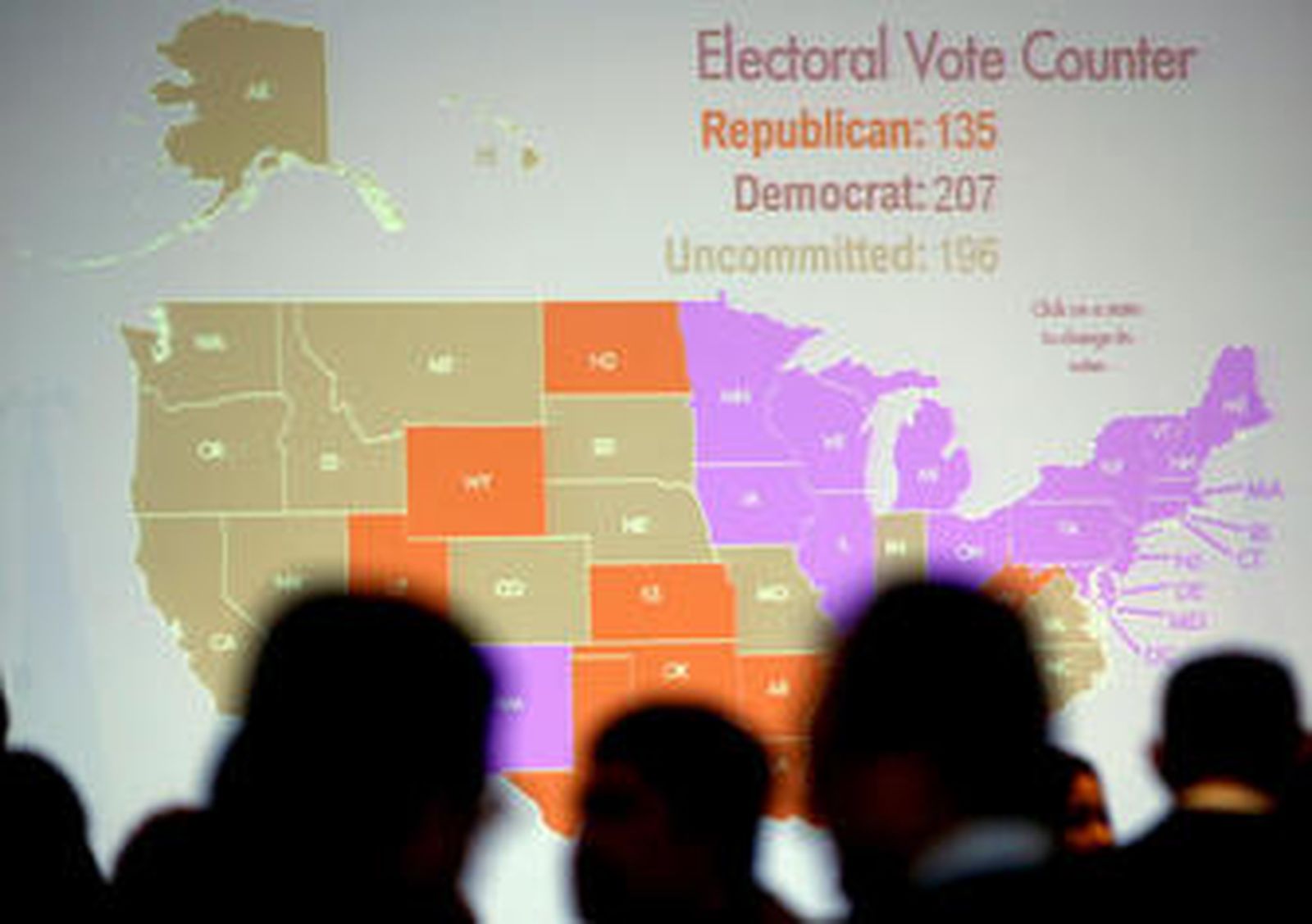 Varios ciudadanos siguen la evolución de los resultados electorales en una pantalla gigante.