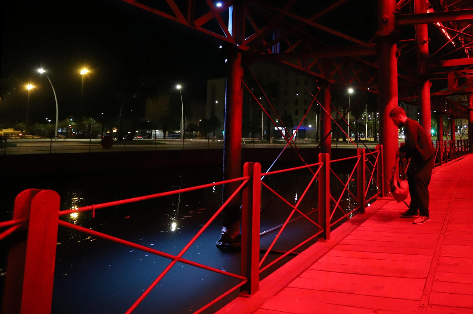 El muelle de mineral de la compañía Riotinto se engalana con los colores de España para celebrar el día de la Hispanidad, en imágenes