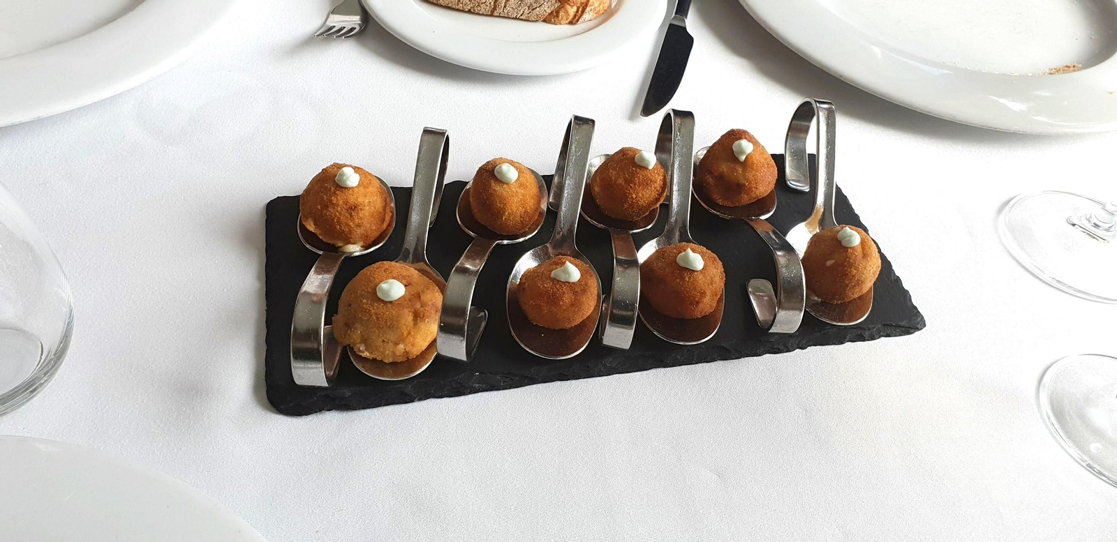 Las croquetas semi líquidas de jamón ibérico es el entrante más famoso de Tellus