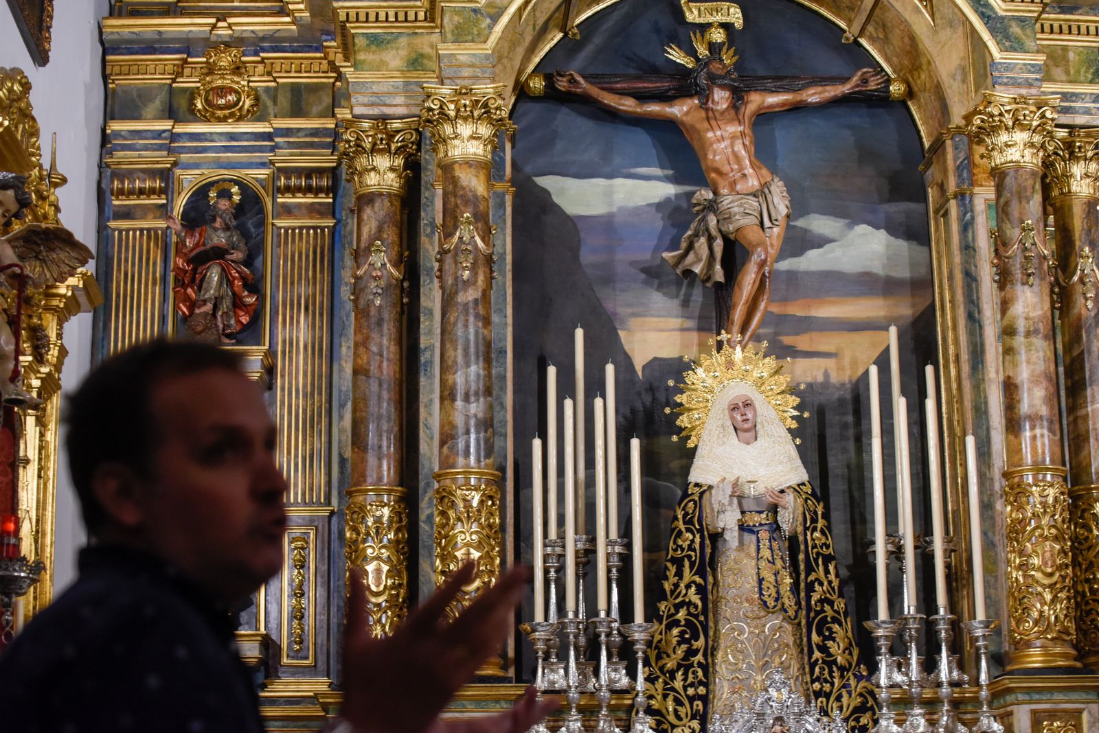 Las imágenes de la restauración del retablo y nueva iluminación de la capilla del Museo