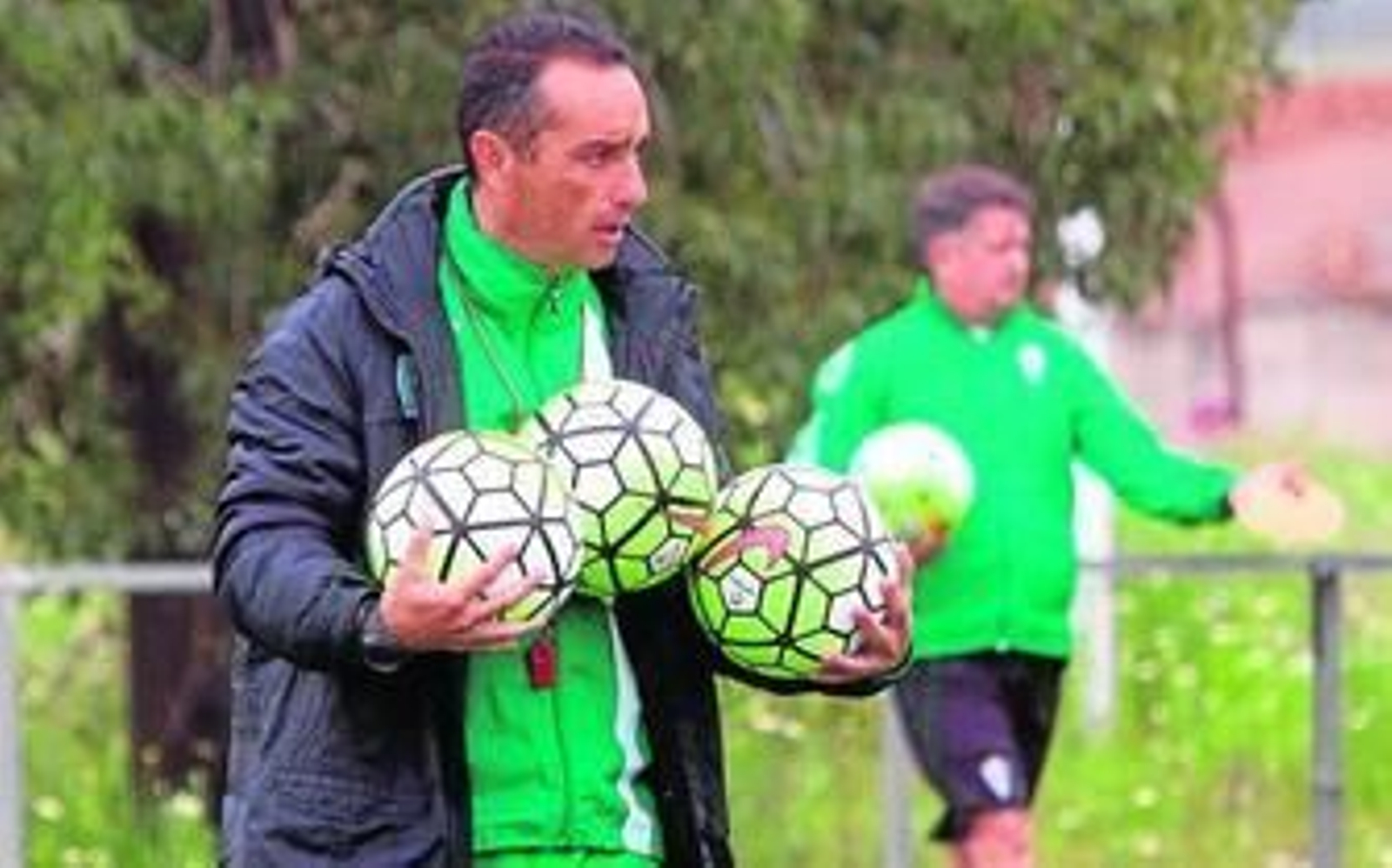 José Luis Oltra carga con tres balones en el entrenamiento de ayer en la Ciudad Deportiva.