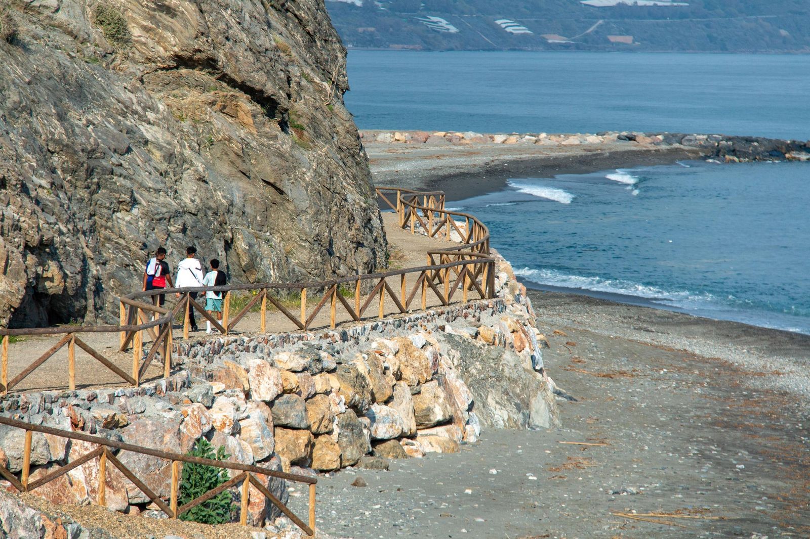 Senda litoral a su paso por La Mamola.