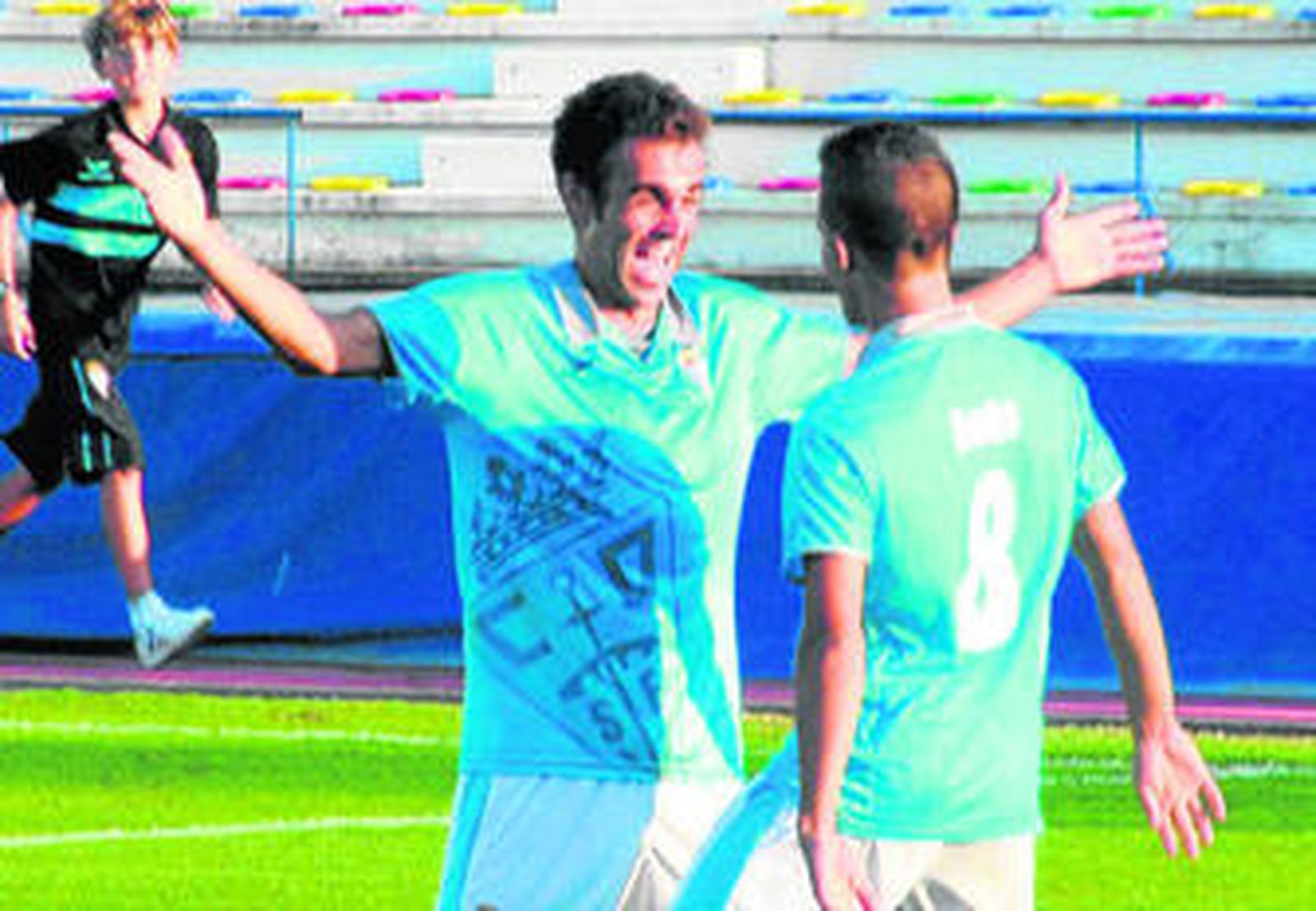 Pedro Carrión (i) celebra un gol con Ñoño.