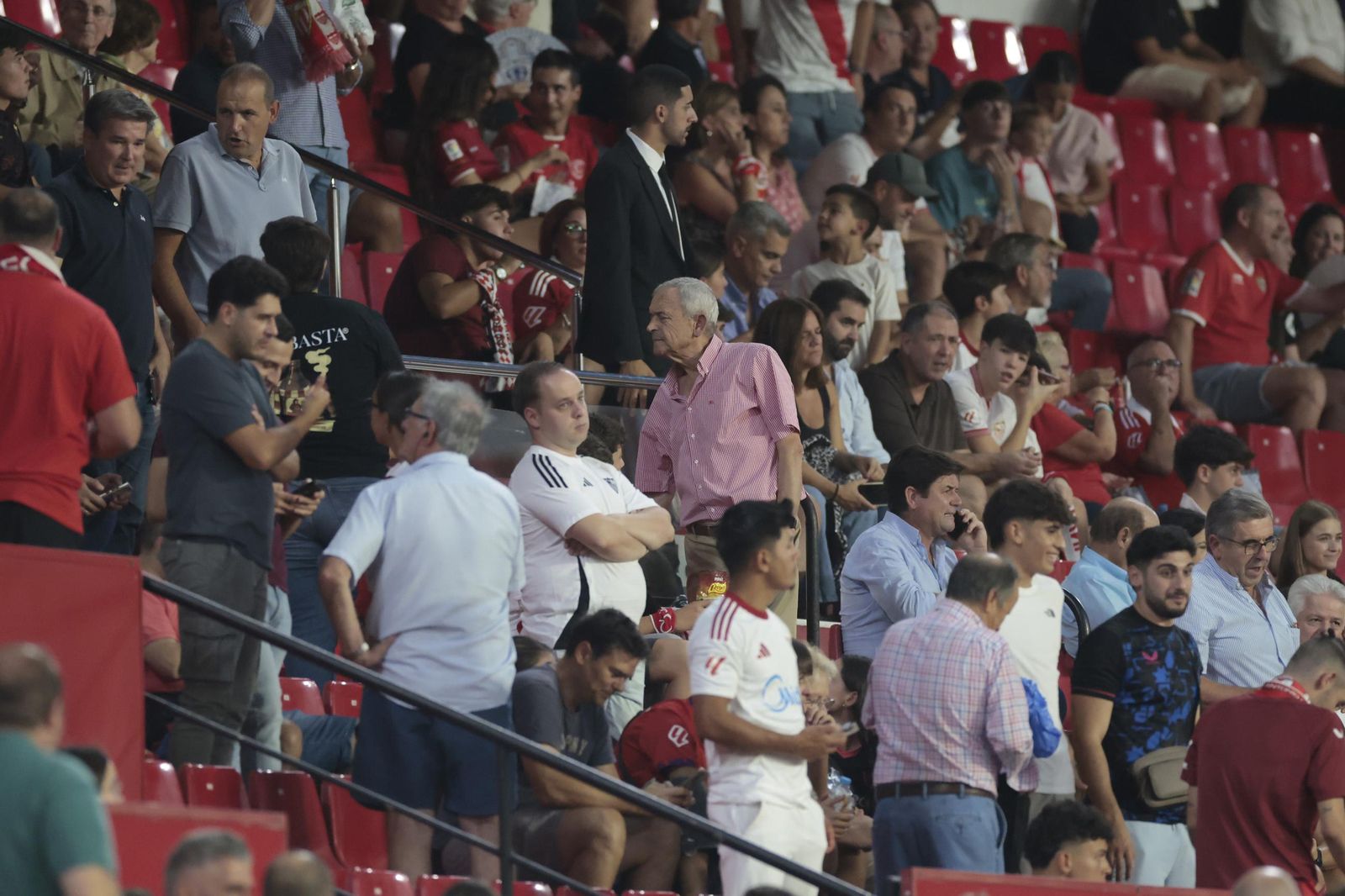 Búscate en las fotos del Sevilla - Elche