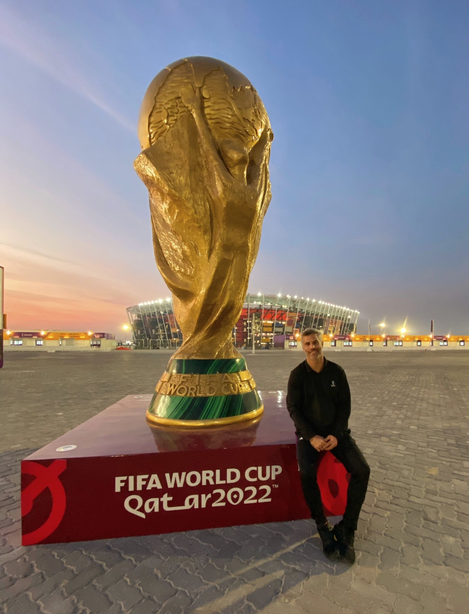 Sojo, con una réplica gigante de la Copa del Mundo en su estadio, el 974