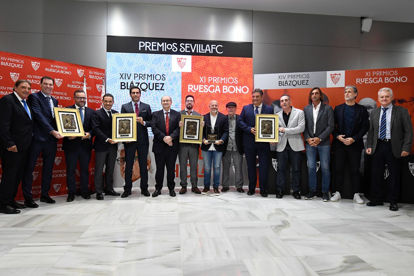 Los premiados, junto a Castro, Del Nido Carrasco, Javi Navarro y Pablo Alfaro.