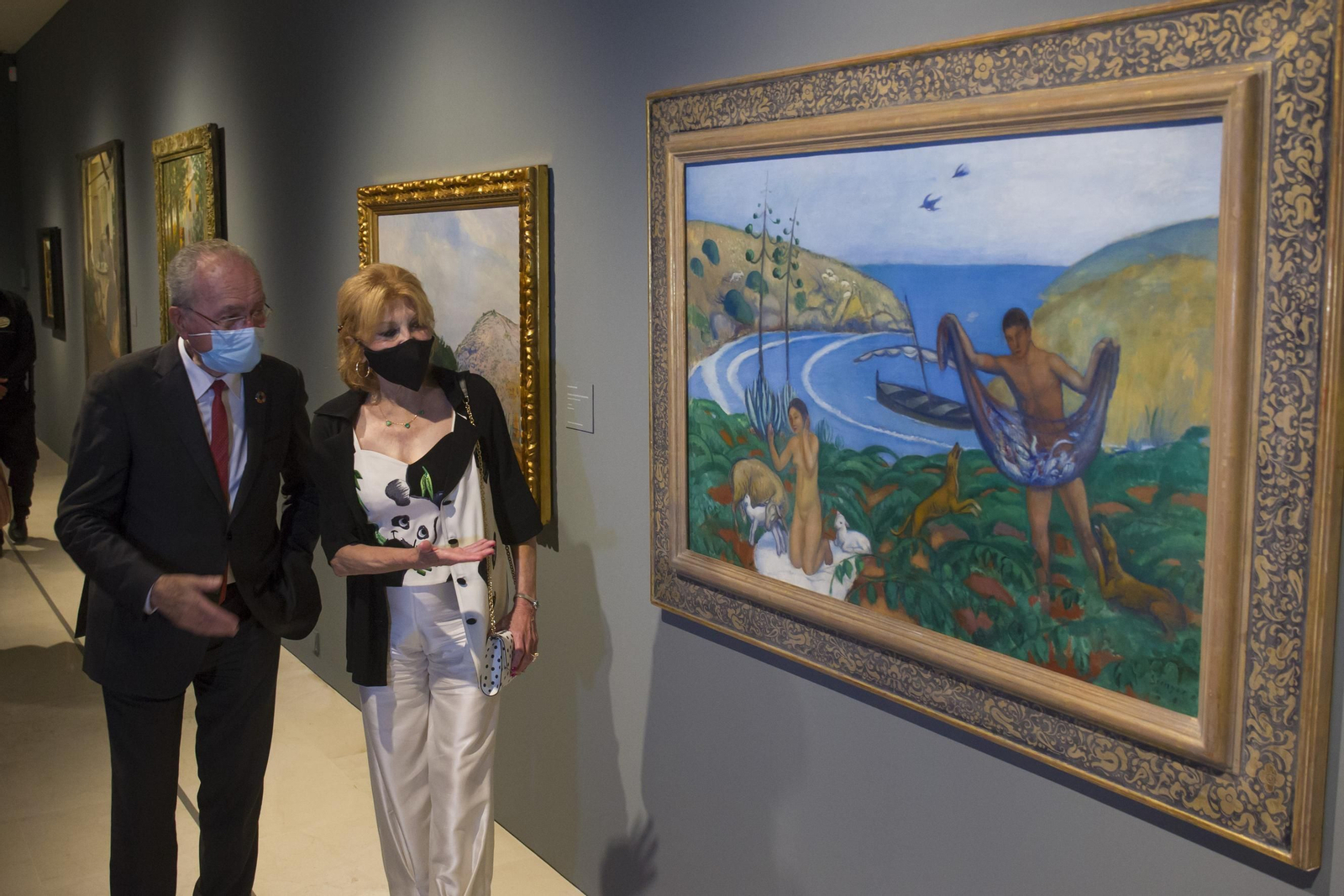 Carmen Thyssen y Francisco de la Torre, este lunes, junto a ‘Mediterráneo’ (1910-1911), de Joaquín Sunyer. Carmen Thyssen y Francisco de la Torre, este lunes, junto a ‘Mediterráneo’ (1910-1911), de Joaquín Sunyer.