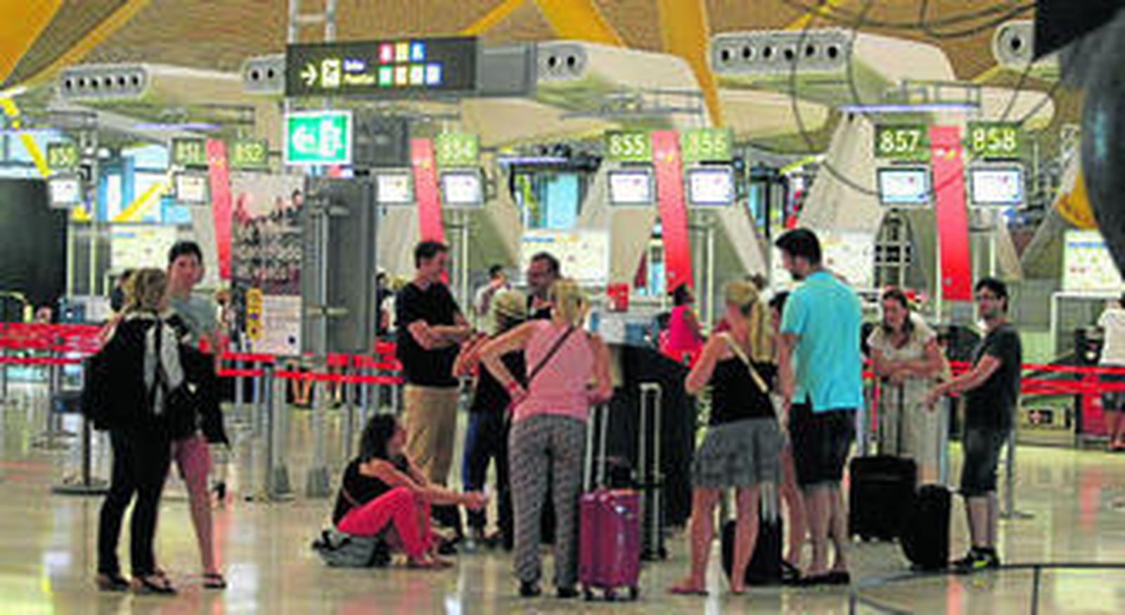 Pasajeros en el aeropuerto de Bajaras.