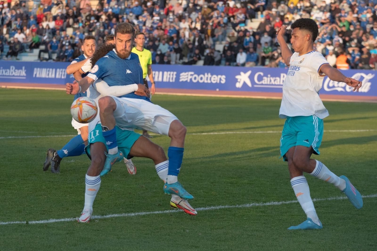Francis Ferrón, agarrado por Peter, intenta el remate.