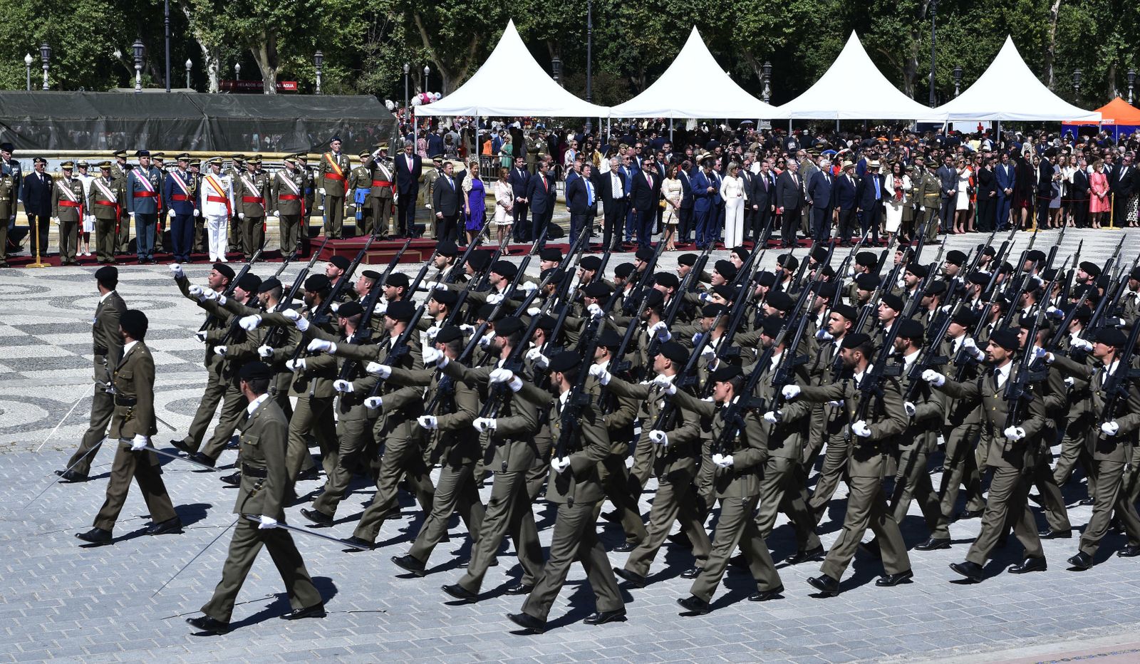 Las imágenes de la jura de bandera la Plaza de España