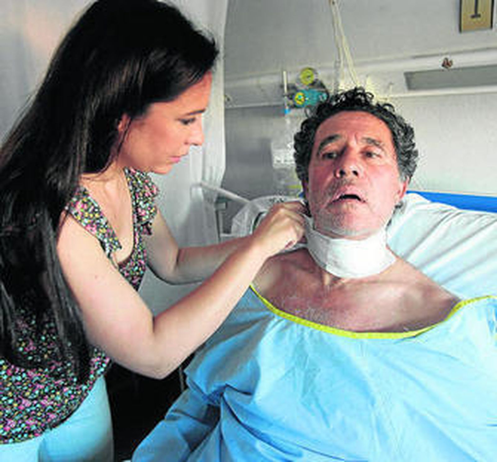 Campuzano, cuidado por su hija Lupe, la víspera de la intervención.