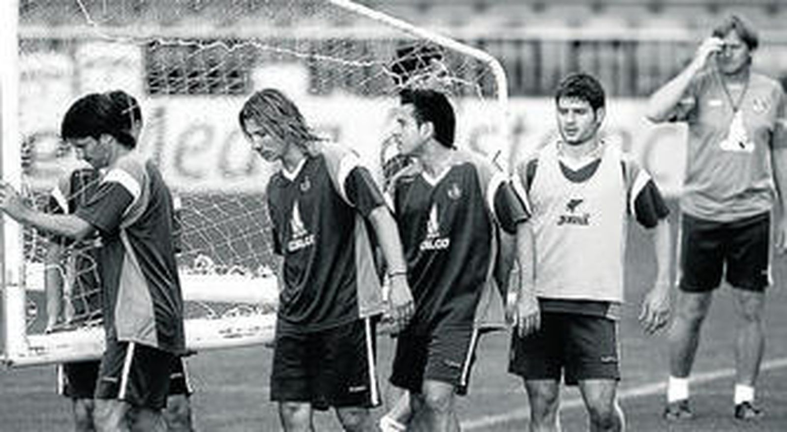 Alexis, seguido por Sousa, retiran un portería bajo la mirada de Schuster en su etapa en Getafe.