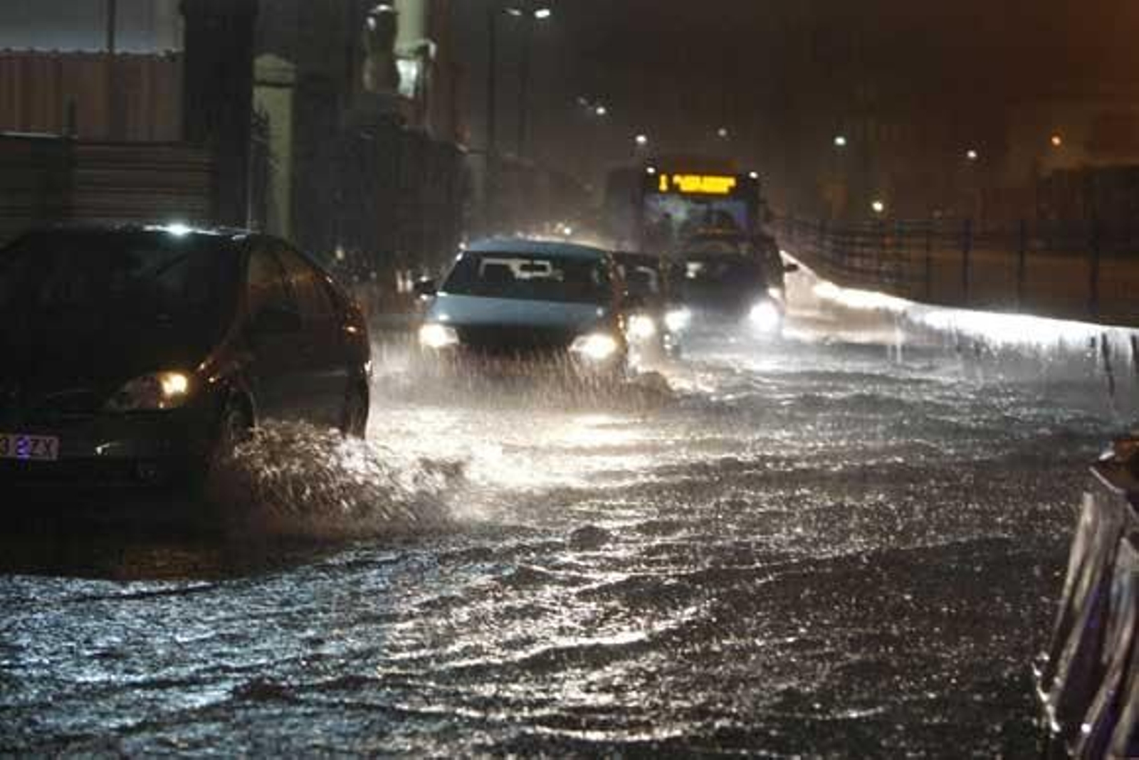 Una tormenta inunda el casco histórico. La parte más afectada fue la Plaza de San Juan de Dios y Canalejas

Foto: Julio Gonzalez/Lourdes de Vicende/Joaquin Pino/Jose Braza