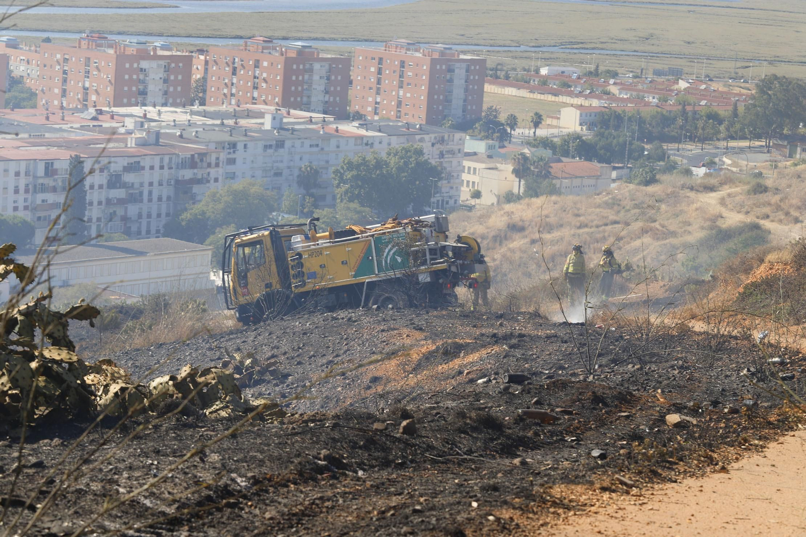 Imágenes del espectacular incendio en las laderas del Conquero